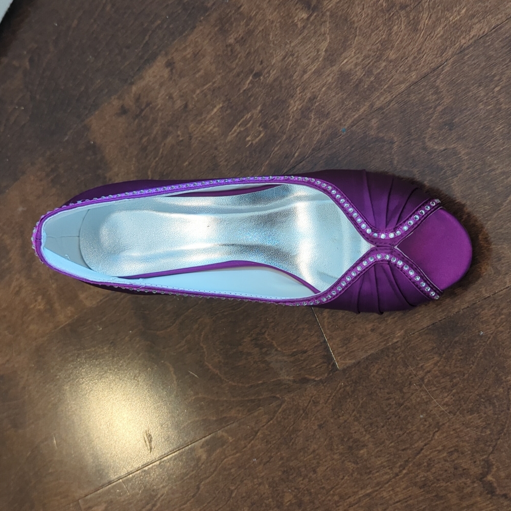 JJ's House 2" stiletto peep toe with applique in purple, size 38 (U.S. 7.5)